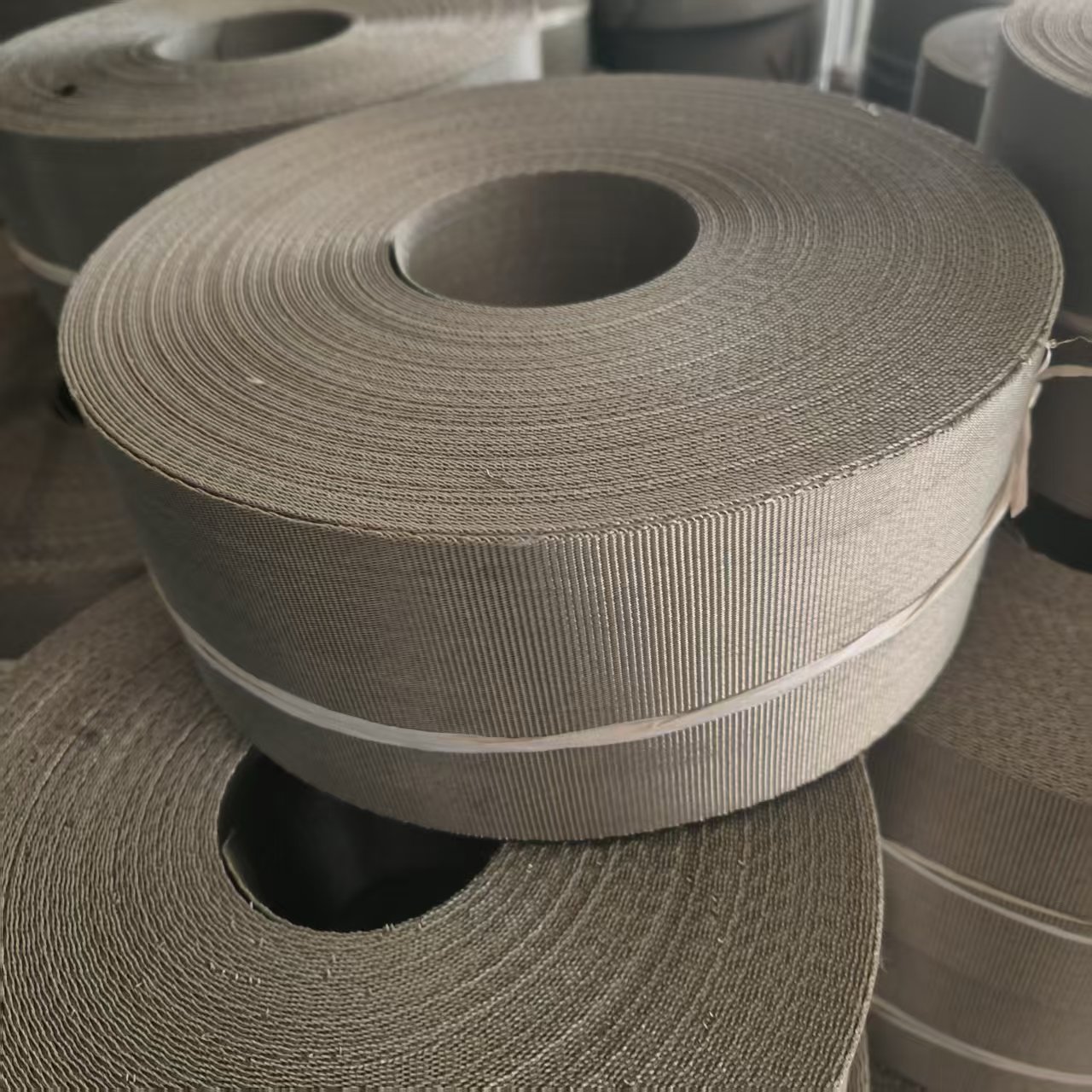 Tira continua de malla metálica para extrusión